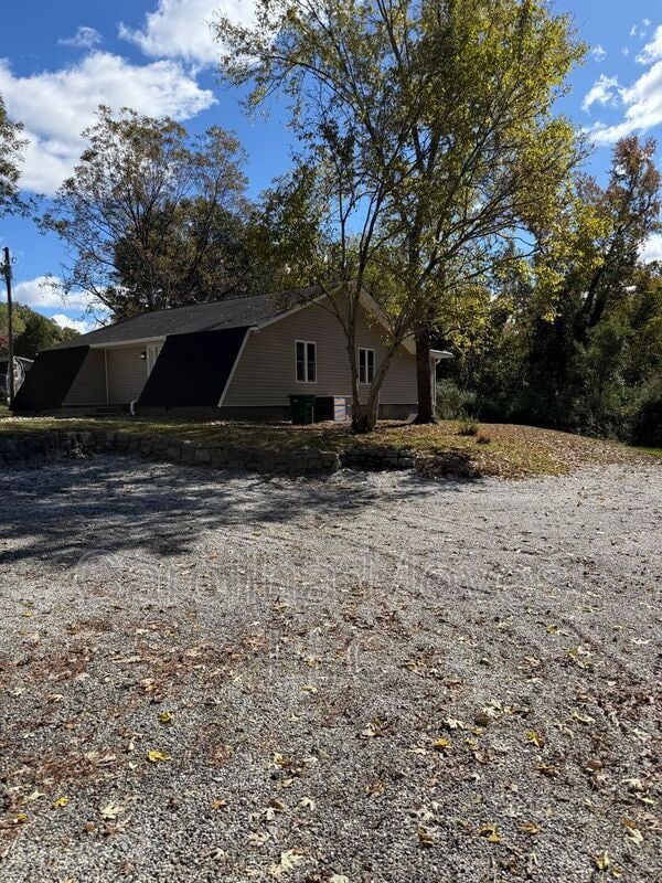 Building Photo - 135 Regent St