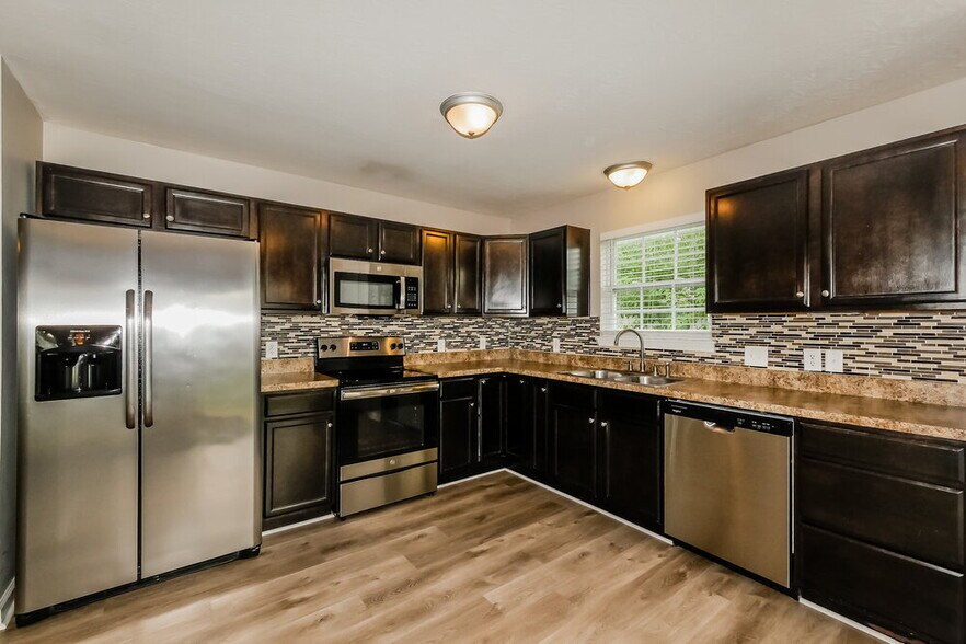 Building Photo - 4062 Magnolia Dr