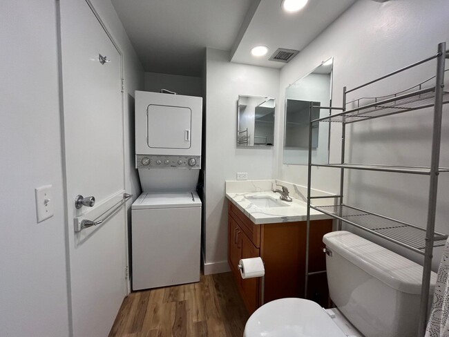 Building Photo - Kewalo Gardens 1 bedroom, 1 bath unit w/ 1...