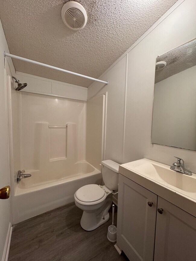 Building Photo - Spacious 3-Bed, 2-Bath Home in Greenville ...