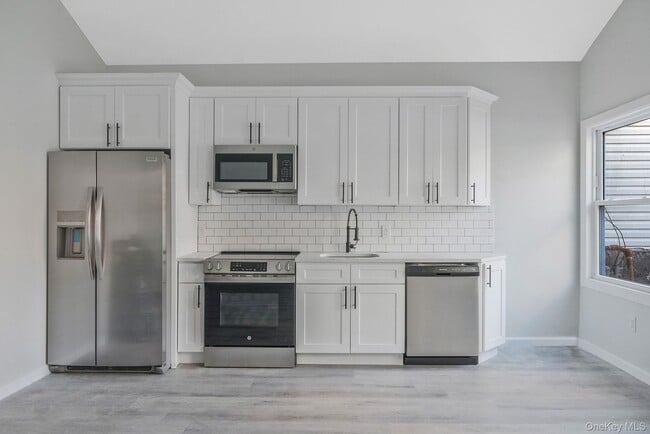 Building Photo - 224 Amber St