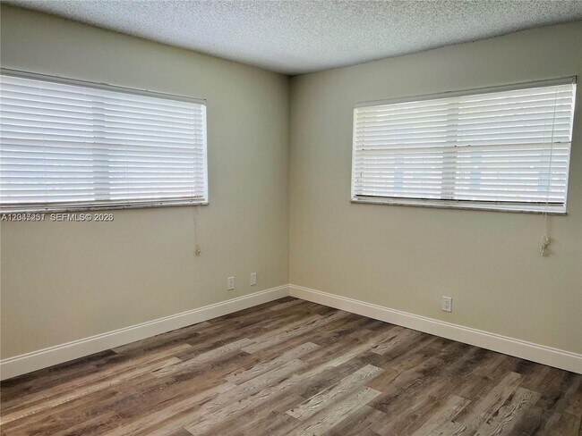 Building Photo - 8025 S Colony Cir