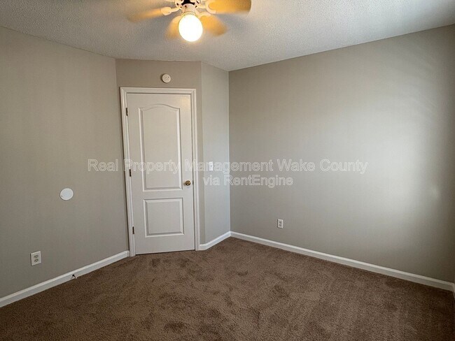 Building Photo - 9704 Erinsbrook Dr