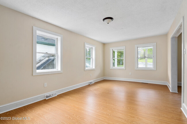 Building Photo - 136 Saratoga Ave