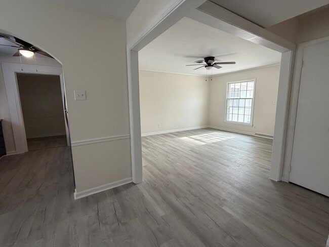 Building Photo - Large Home suitable for Residence or Business