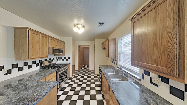 Building Photo - A Beautiful Spacious 3 Bedroom 2 Bathroom Home in Mustang Schools
