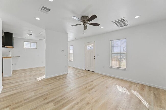 Building Photo - 603 E 3rd St