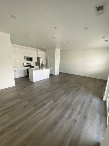 Building Photo - 5801 S Garnet Dr