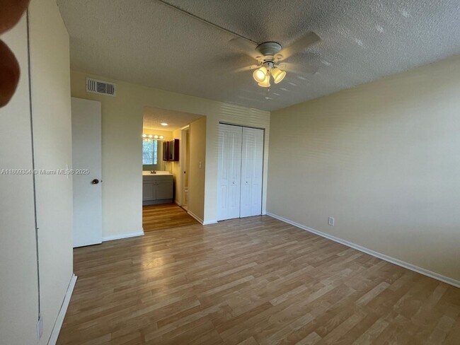 Building Photo - 9431 Live Oak Pl