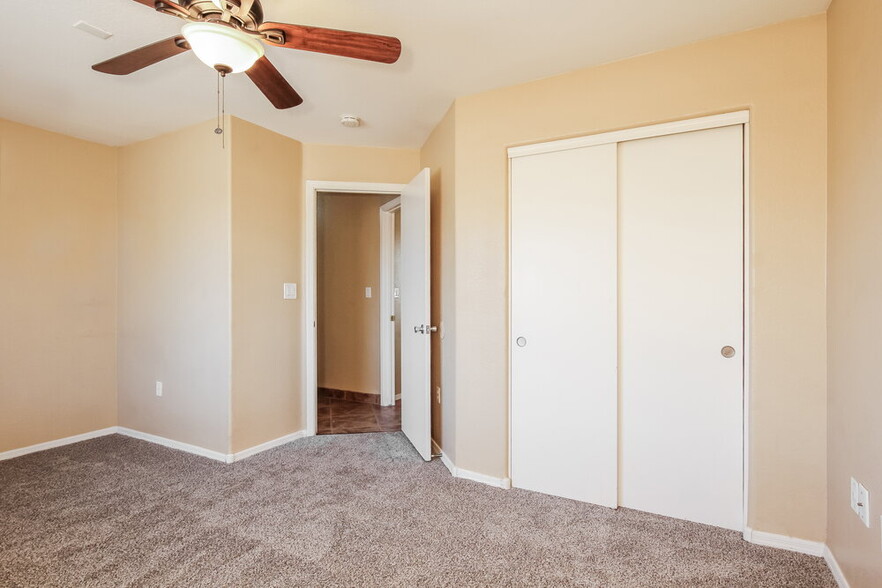 Building Photo - 305 E Gardenia Dr