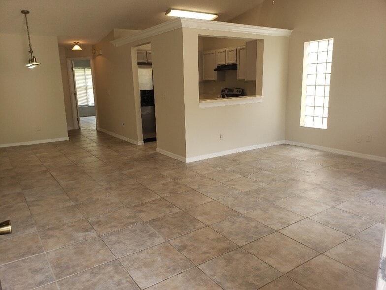 Living area from entry - 9326 Bud Wood St