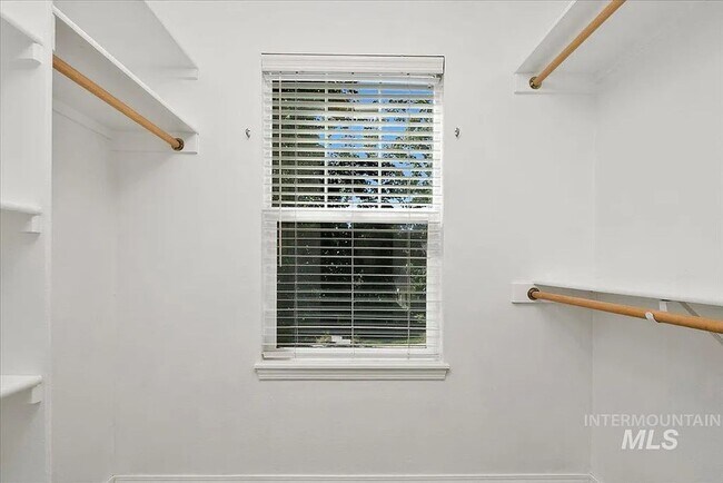 Building Photo - Charming 3 bedroom 2.5 bathroom in Desirable Area!