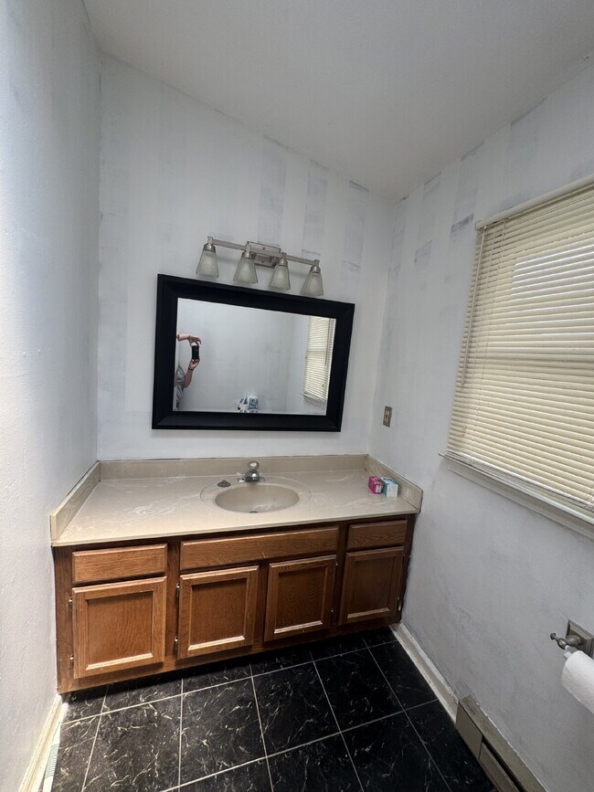 Building Photo - 3 bedroom 2 Bathroom home