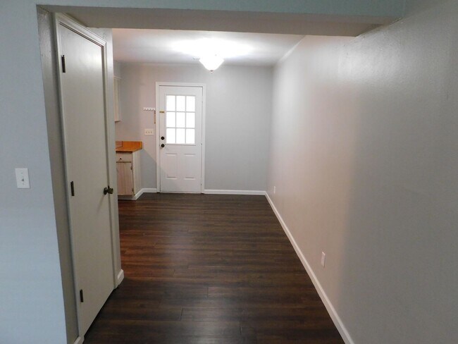 Building Photo - 2 Bed 1.5 Bath Condo
