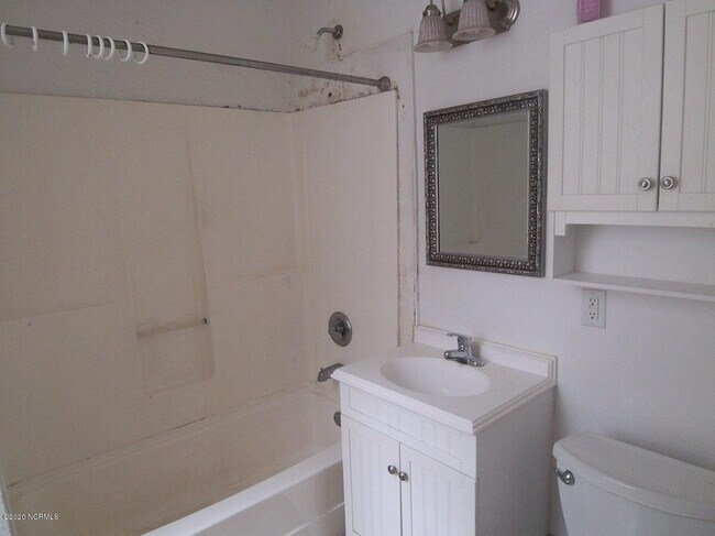 Building Photo - 705 E 5th St