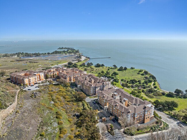 Building Photo - Epic REA - Top floor, Sweeping Views, 3 BR...