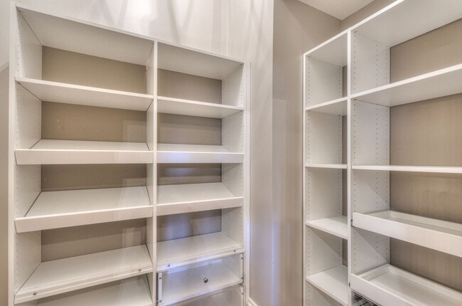 Building Photo - Stunning Executive Townhome in the Heart o...