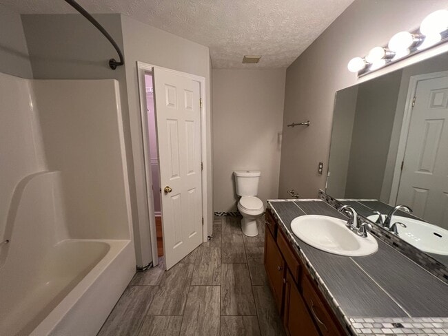 Building Photo - 3 BR 2 Bath home with 2 Car Garage and Hug...