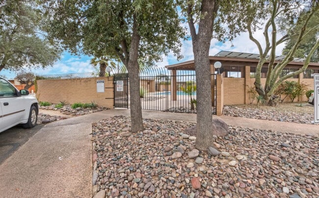 Building Photo - Calle Norlo