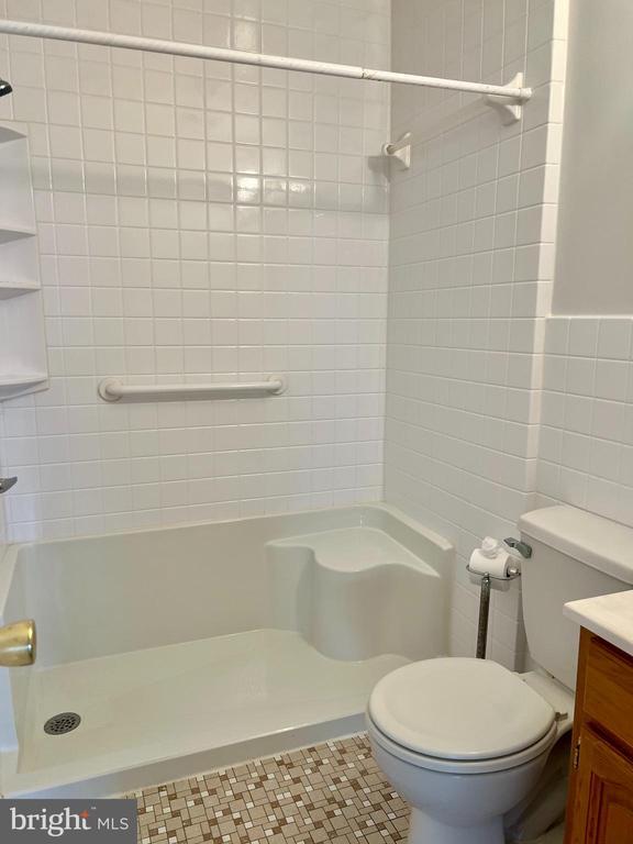 Building Photo - 8205 Bayside Dr