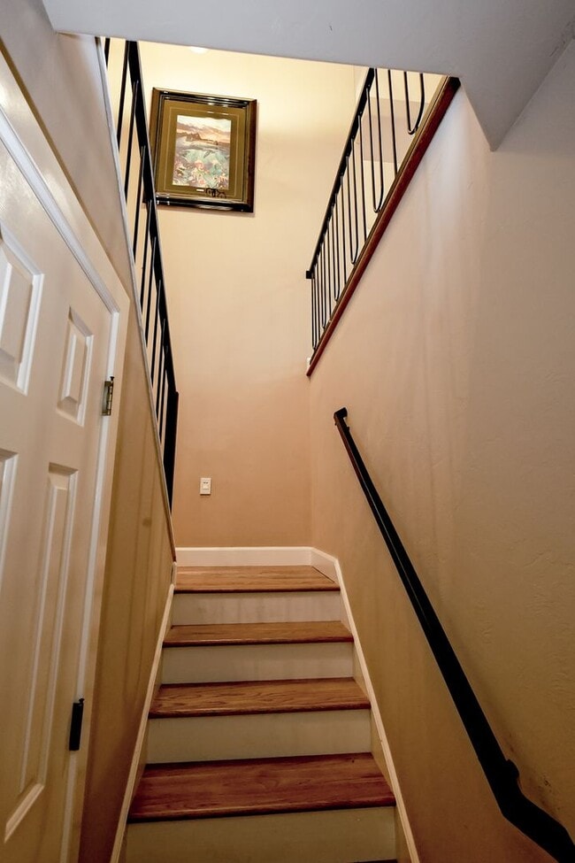 Building Photo - Townhouse located near Canyon Rim Parkway and tons of shopping