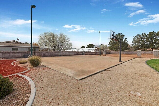 Building Photo - Spacious 5 bed 3 bath with large back yard.