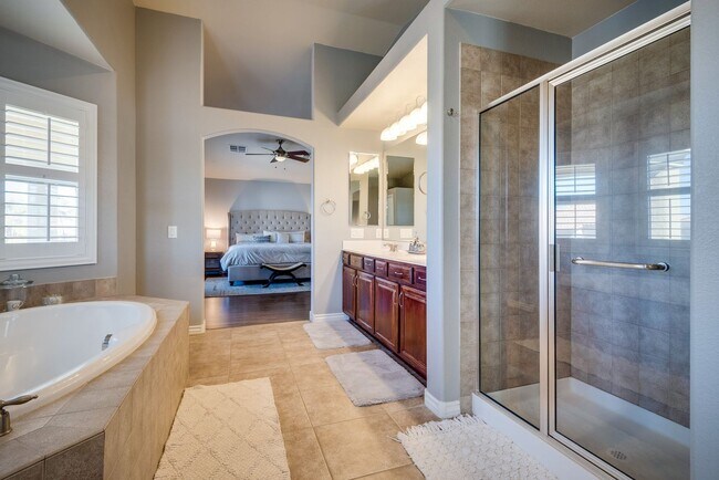 Building Photo - Gated single family home with 4 bed 3 bath...