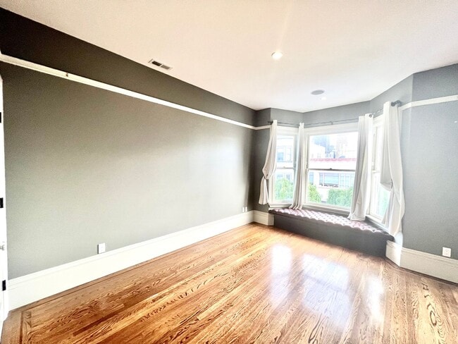 Building Photo - Welcome to North Beach! Premier 1 bed/ 2 B...