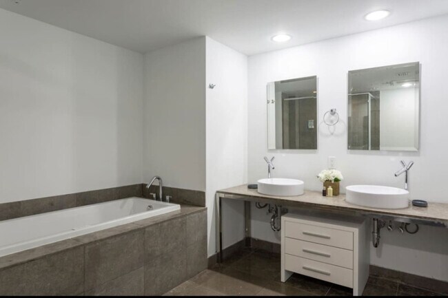 Building Photo - 501 Brickell Ave