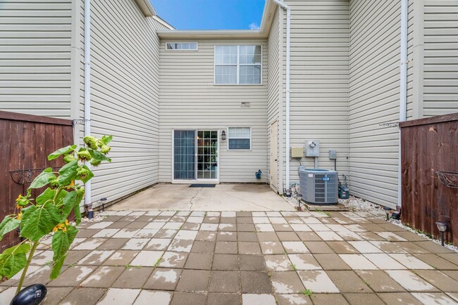 Building Photo - Townhouse, 2 bedroom, 2.5 baths in Yorktow...
