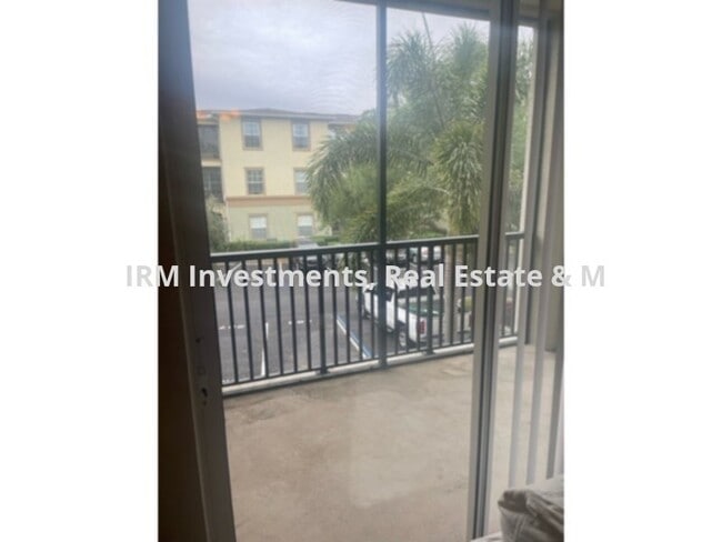 Building Photo - 3 bedroom 2 bath condo