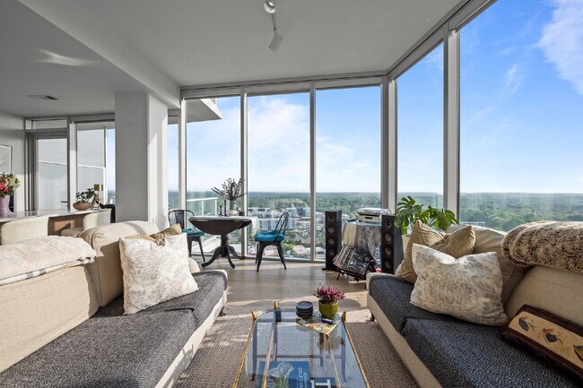 Building Photo - "Luxury Urban Living: Stunning 2-Bed, 2-Ba...
