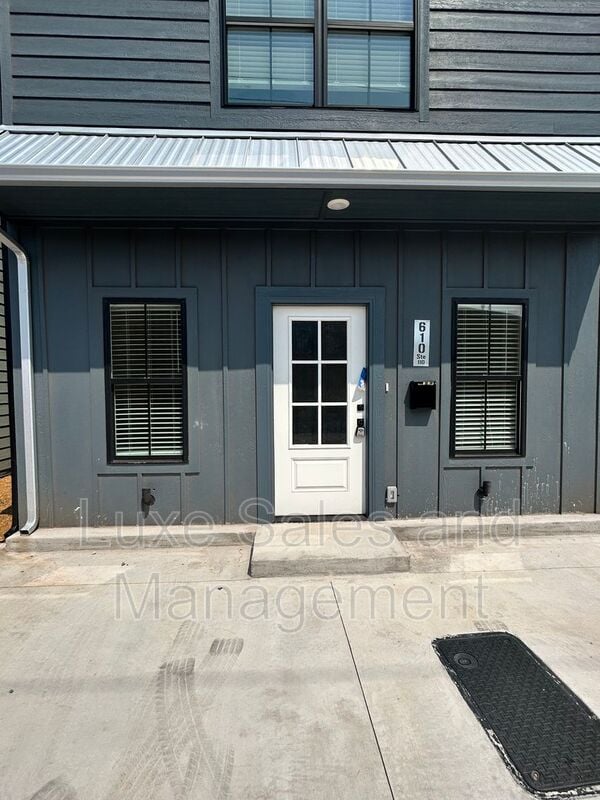 Building Photo - 610 W 2nd St