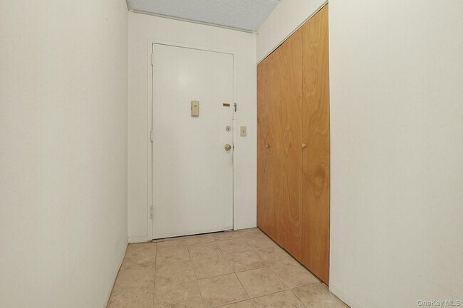 Building Photo - 560 Halstead Ave