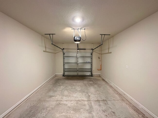 Building Photo - 3 Bedroom, 2.5 Bath Town Home with 1 Car Garage in Grayson Square!