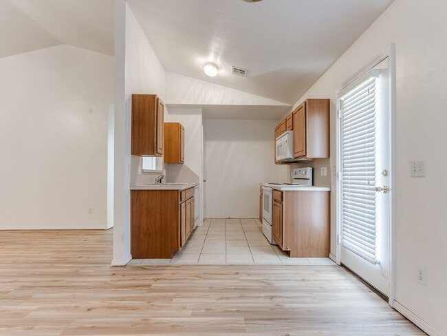 Building Photo - Charming 3 Bed, 2 Bath Home for Rent in Norman!