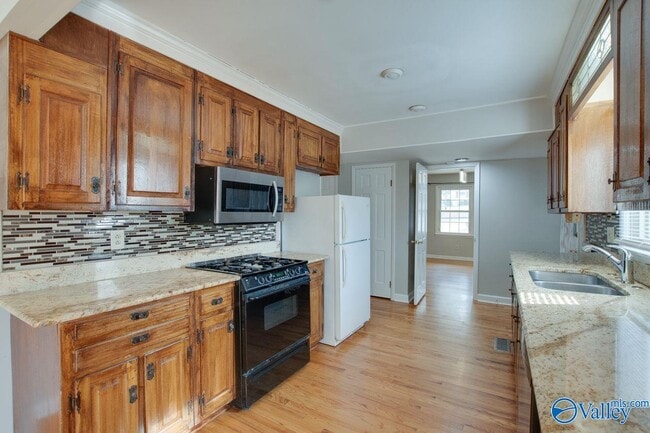 Building Photo - 2700 Briarwood Dr SE