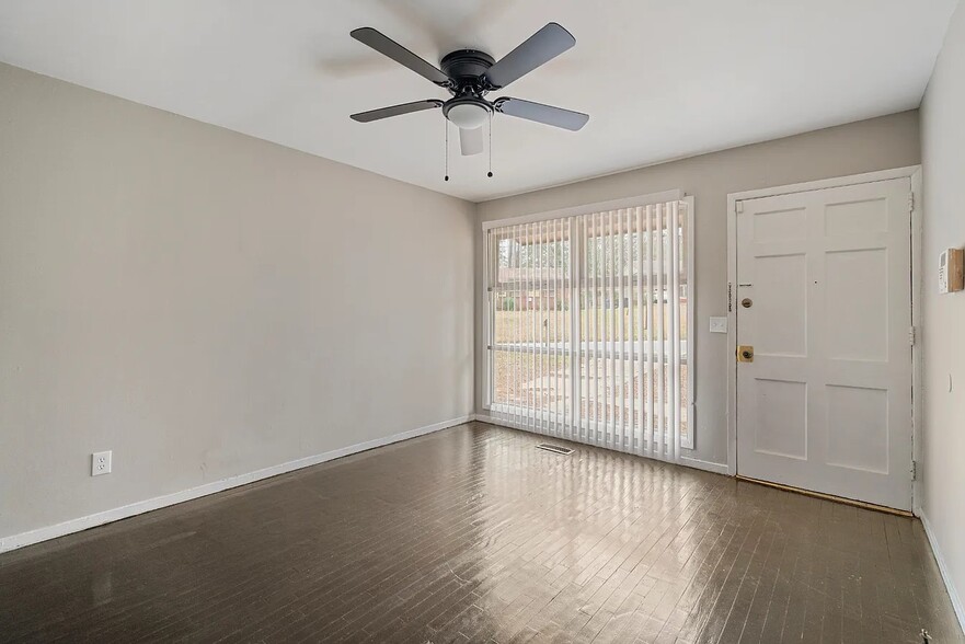 Family Room - 4647 Buckner St