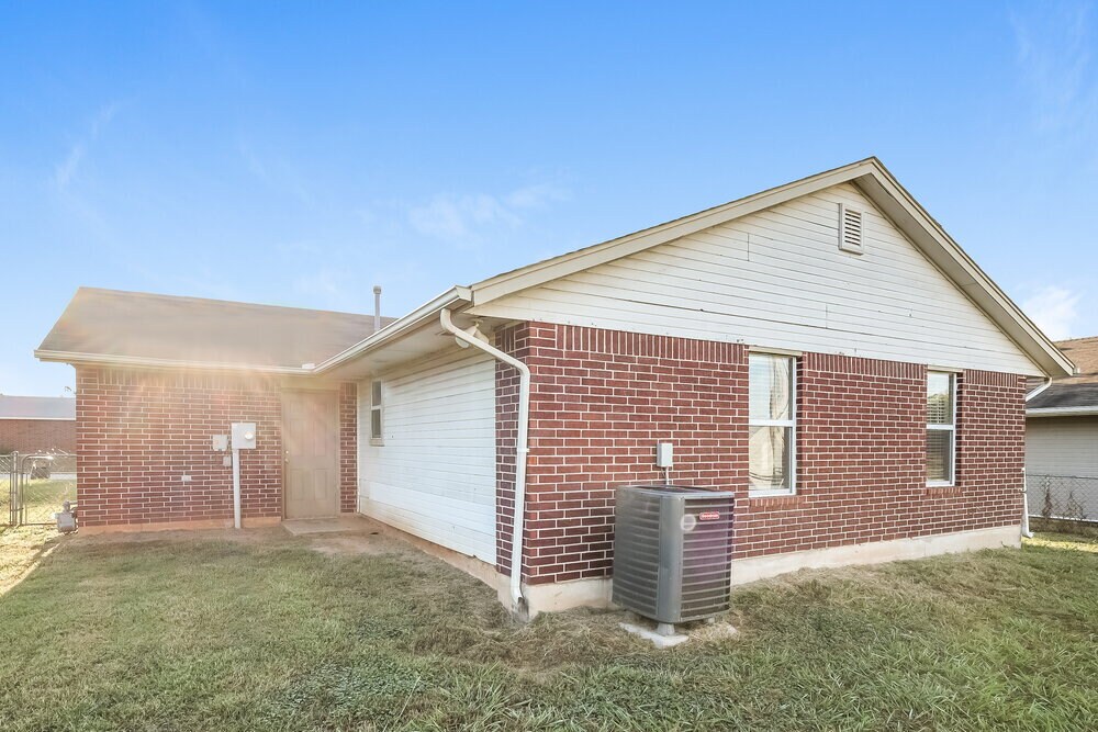 Building Photo - 1933 Creekridge Dr