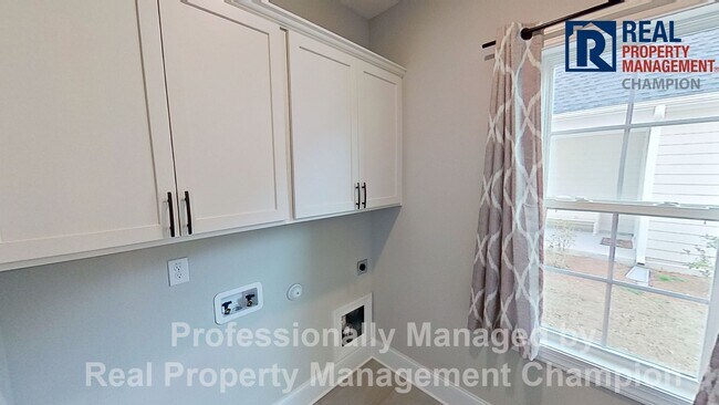 Building Photo - Spacious 4 BD Executive Home Loaded with U...