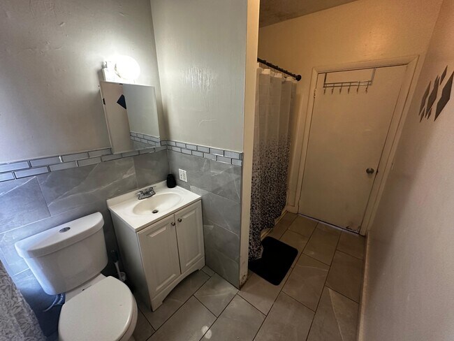 Building Photo - 626 Oak St