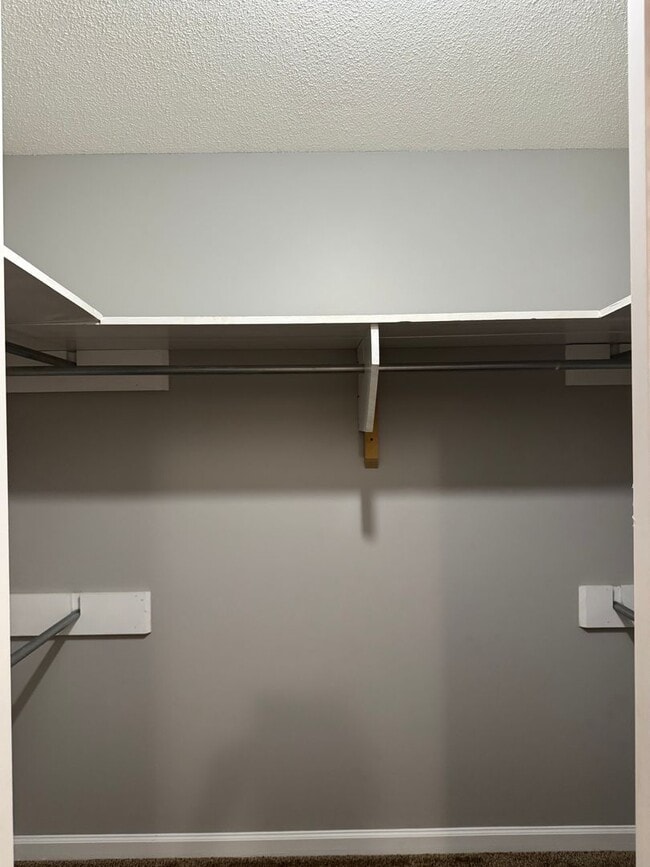 Building Photo - Exit 8! Rossview School. 4 Bed/2 Bath over 1700 Sq.ft!