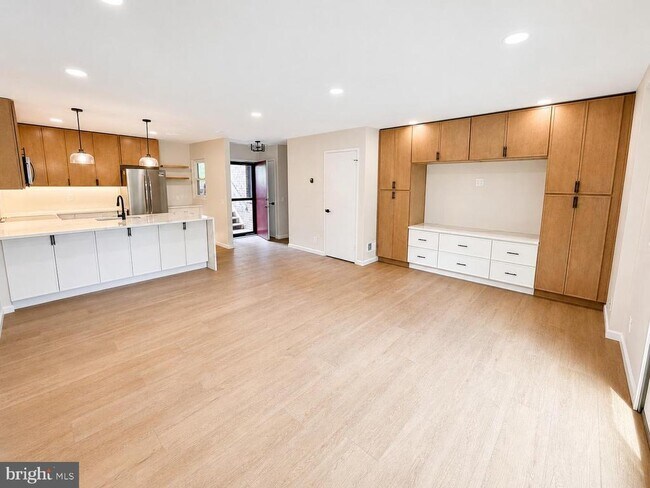 Building Photo - 2480 Glengyle Dr