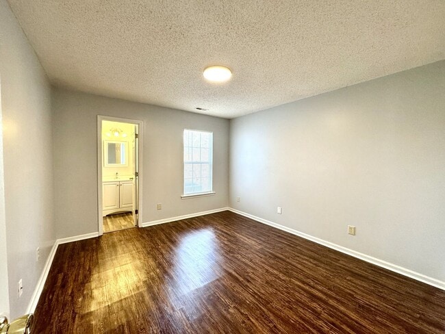 Building Photo - Gorgeous Duplex! Completely Remodeled!
