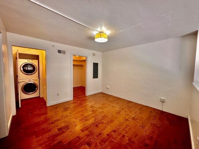 Building Photo - Spacious 1-Bed, 1.5-Bath with In-Unit Laundry + Off-Street Parking in the Heart of New Orleans