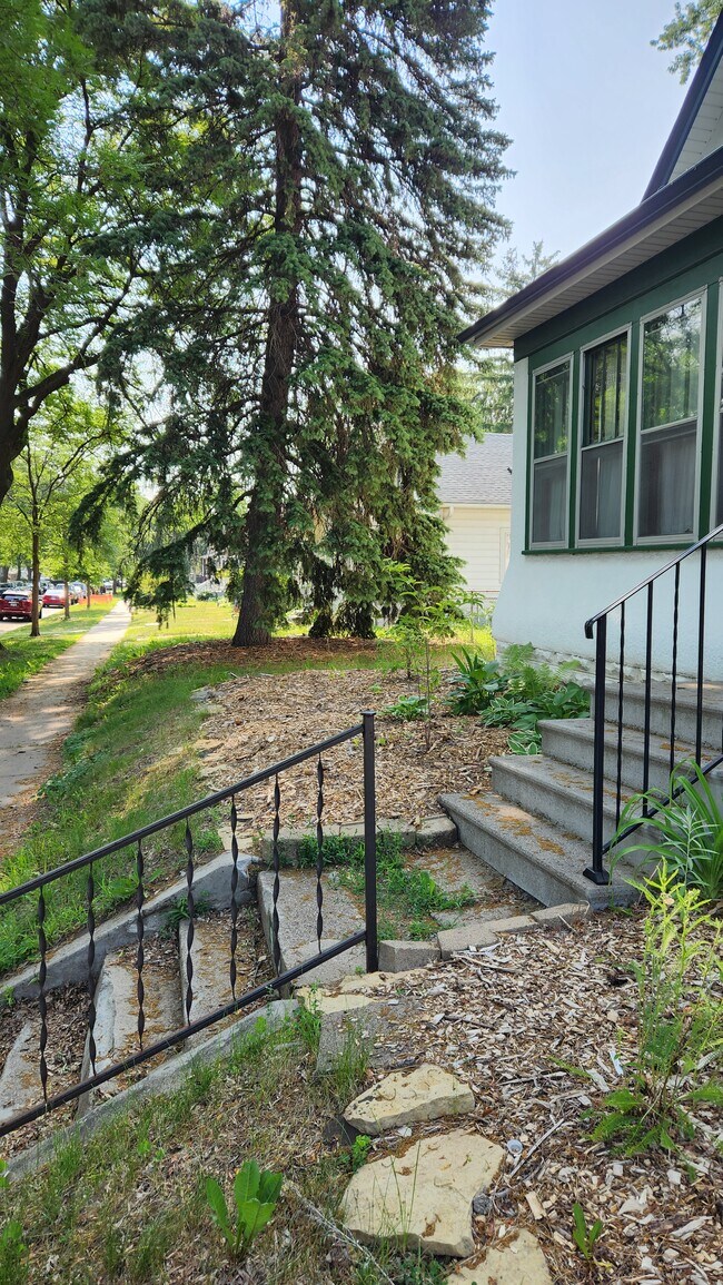 Building Photo - 942 Rose Ave E