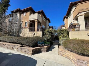 Building Photo - Outstanding Townhome Near Downtown Martine...