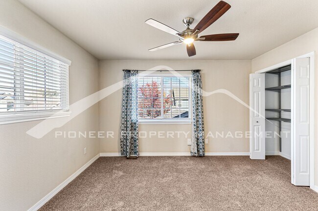 Building Photo - Spacious Townhouse with Fenced Patio and Washer/Dryer