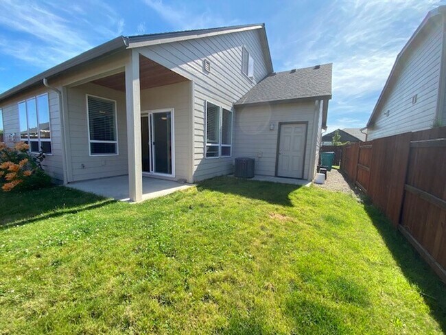 Building Photo - Classic & Modern Ranch in Battle Ground!