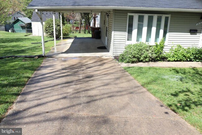 Building Photo - 910 Allan Rd